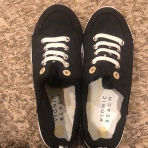 Vionic beach tennis shoe. Size 7.5. Black.
